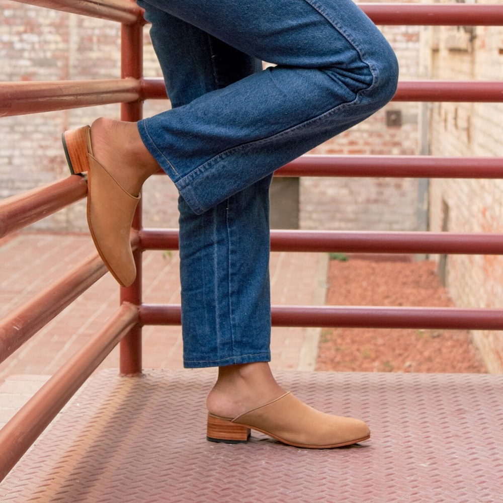 Nisolo Almond Suede Mariella Mule Sz 9